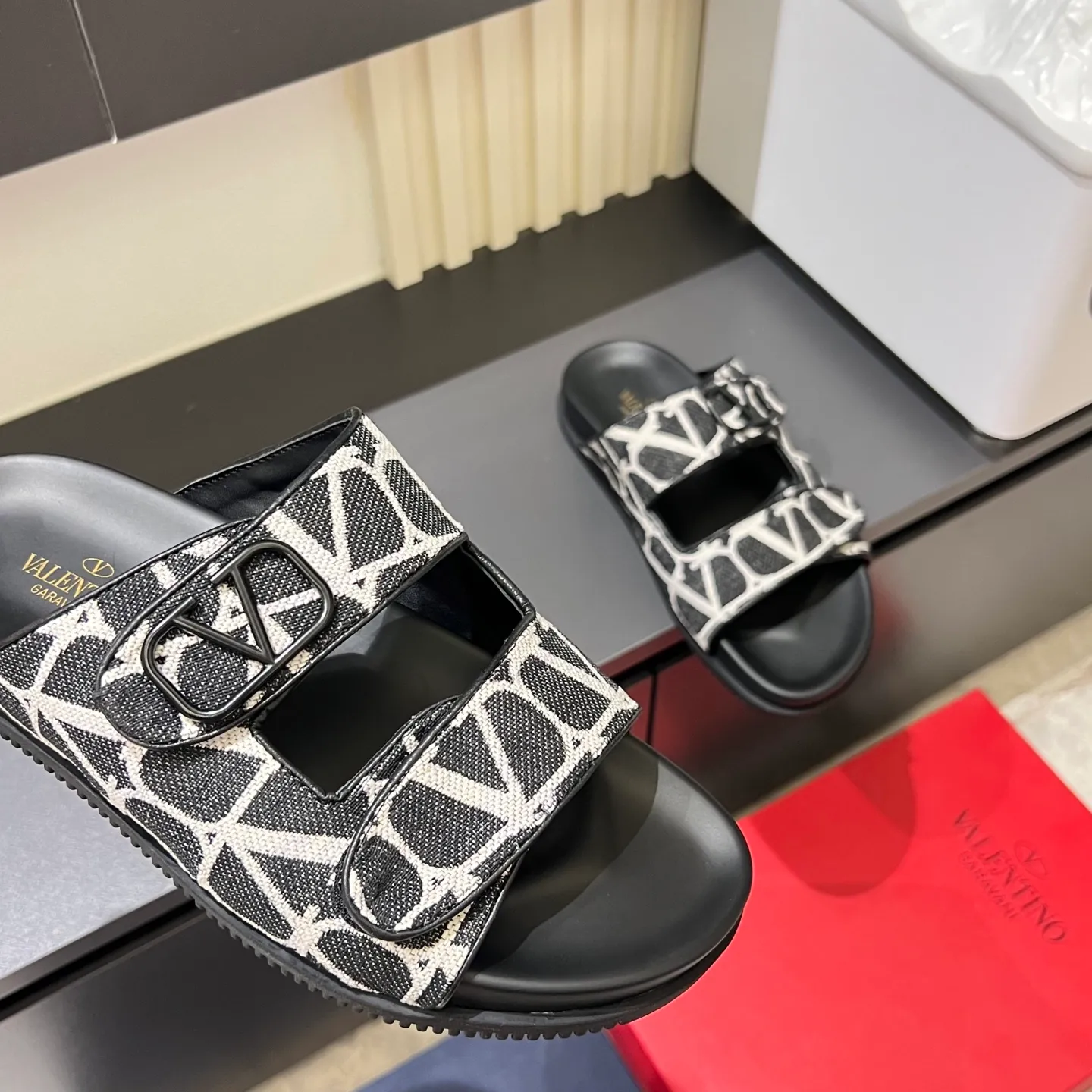p300《VALENTINO》Warren Men🧍‍♂️Spring and Summer New Style. Cowhide logo flat slippers, elegant sandals, the same style worn by celebrities, original molding, imported calfskin. Rubber outsole. Soft and durable, full set of counter packaging, 38-44!